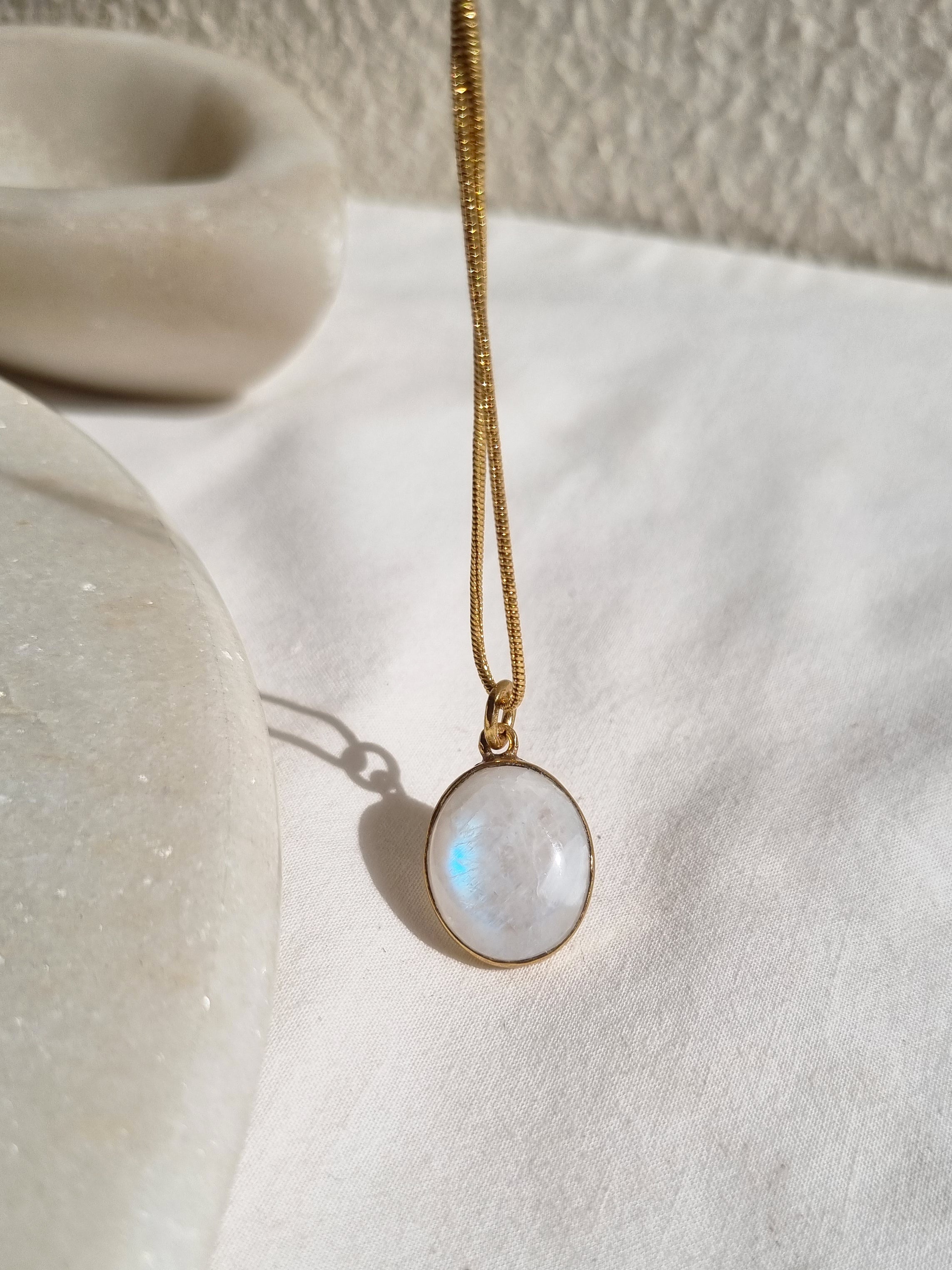 vana - Rainbow Moonstone Oval Men's Pendant