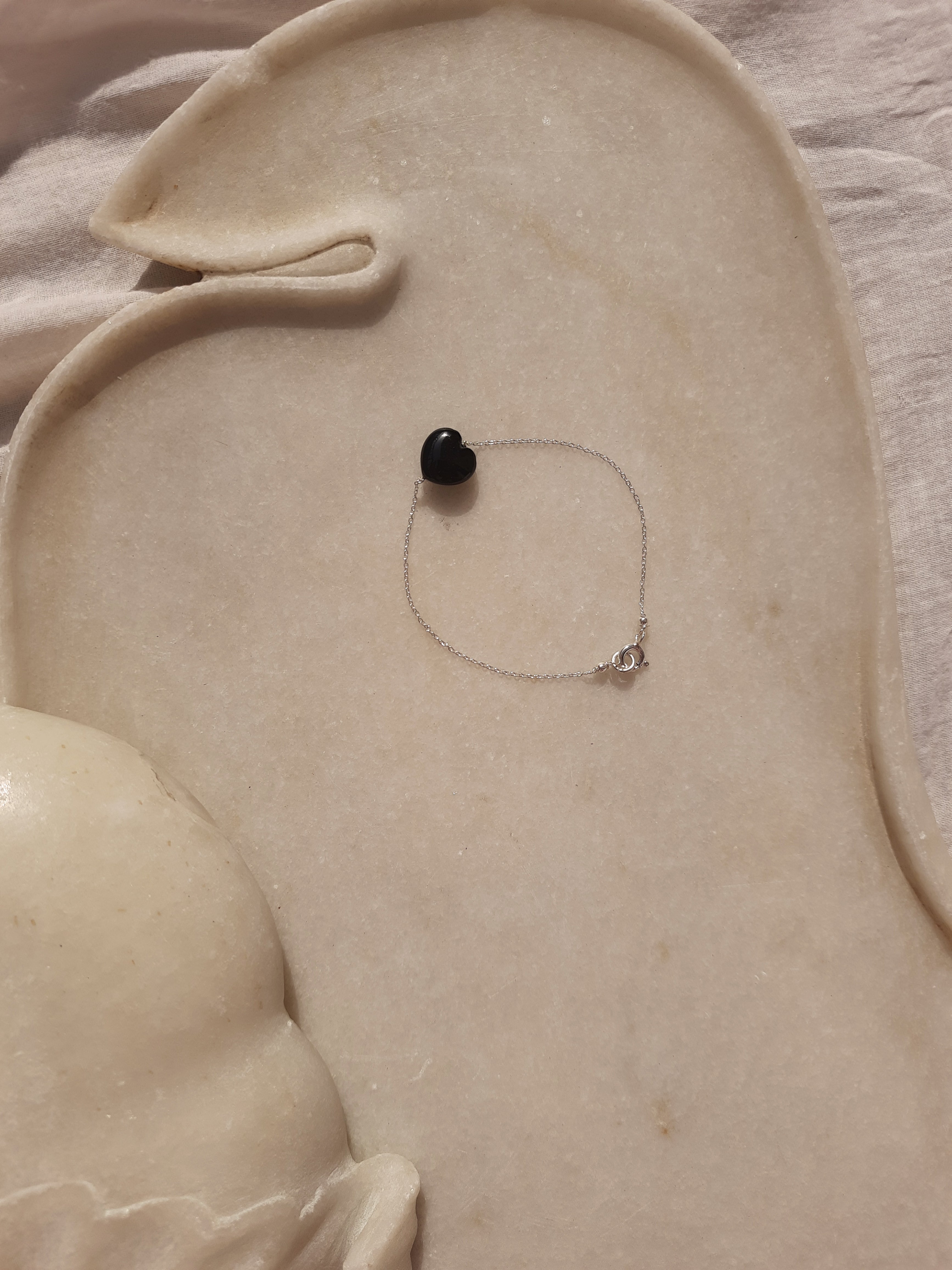 kauri - Black Onyx Heart Bracelet