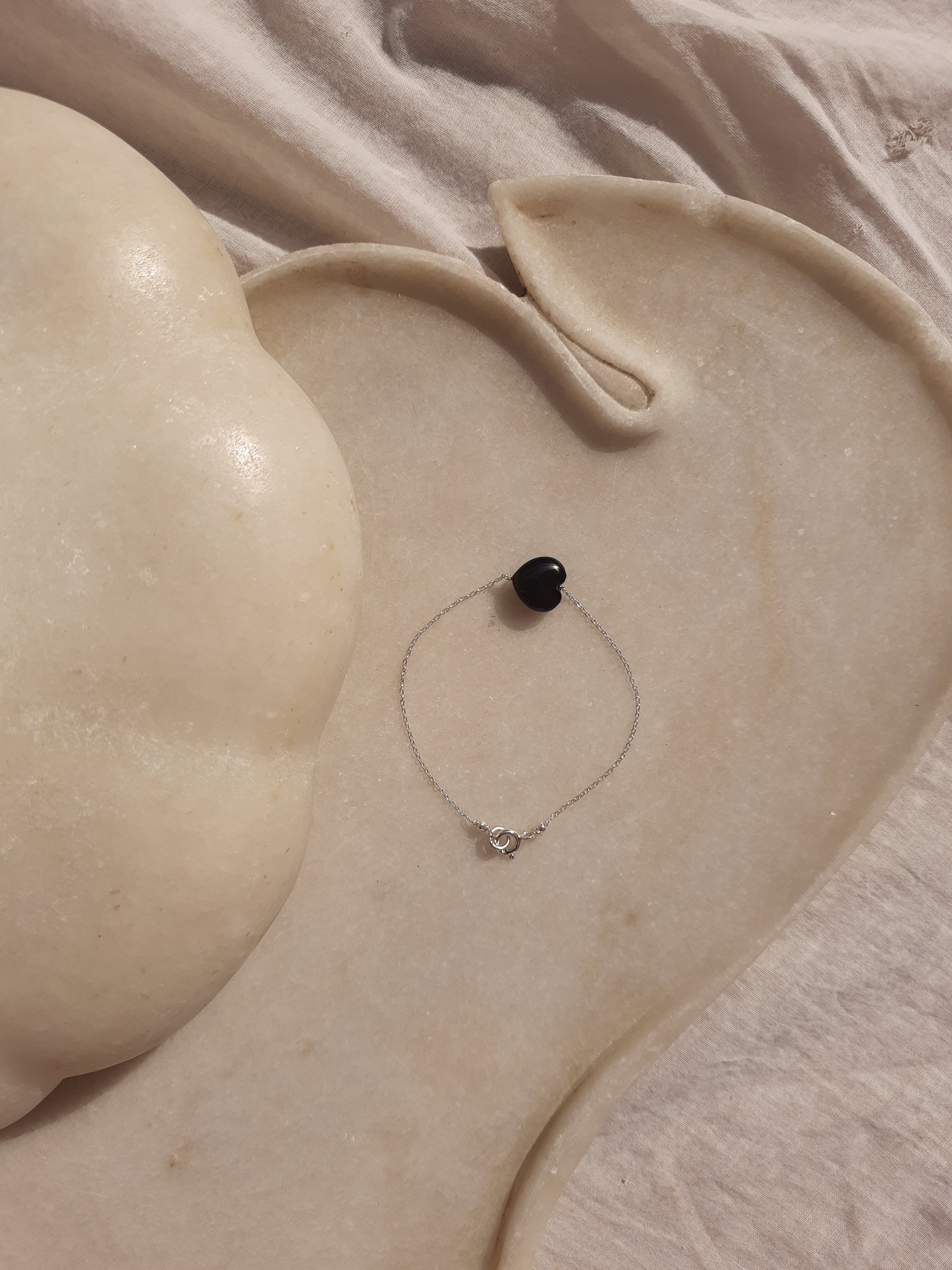 kauri - Black Onyx Heart Bracelet