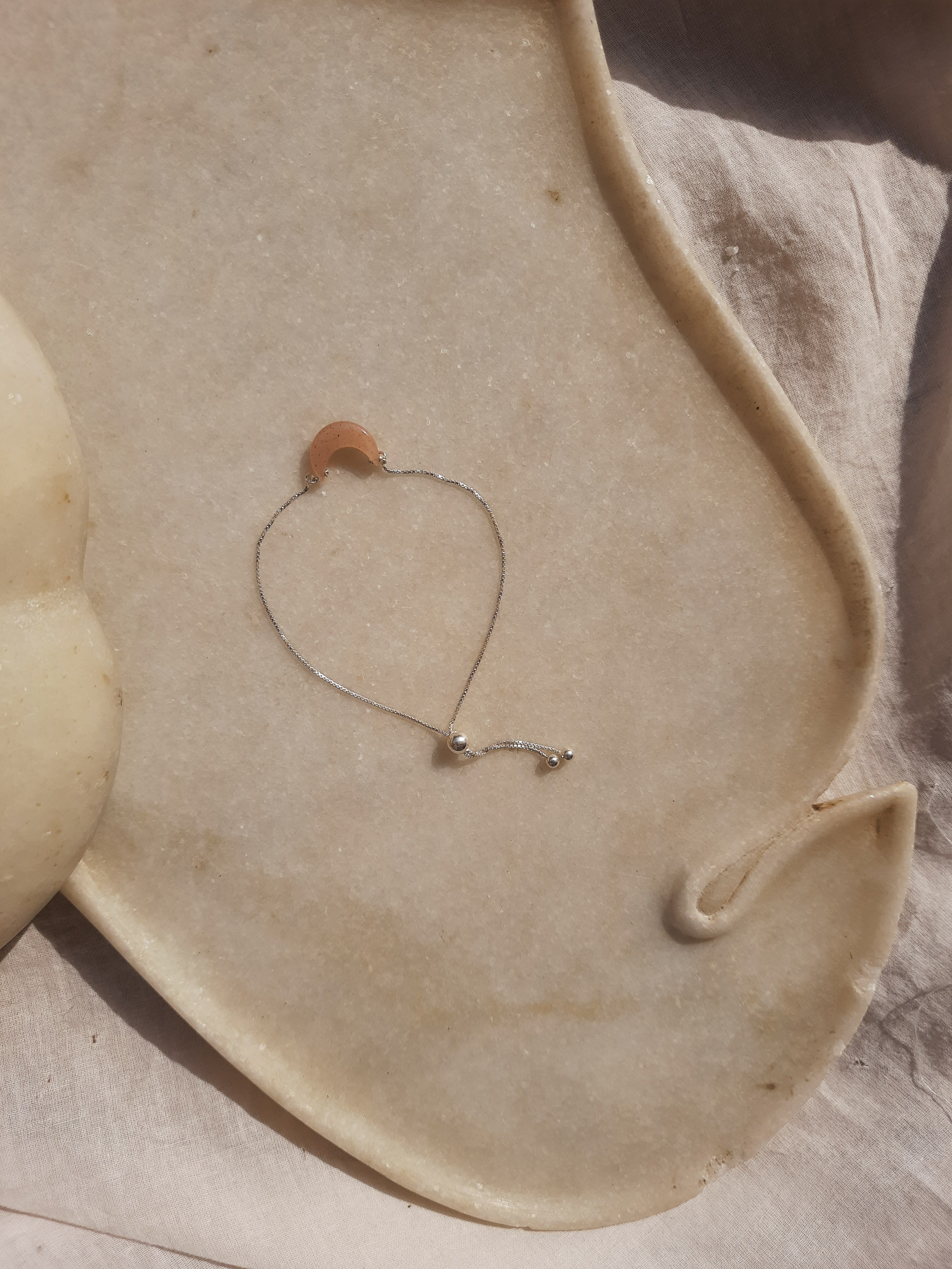 varaya - Peach moonstone Luna Bracelet