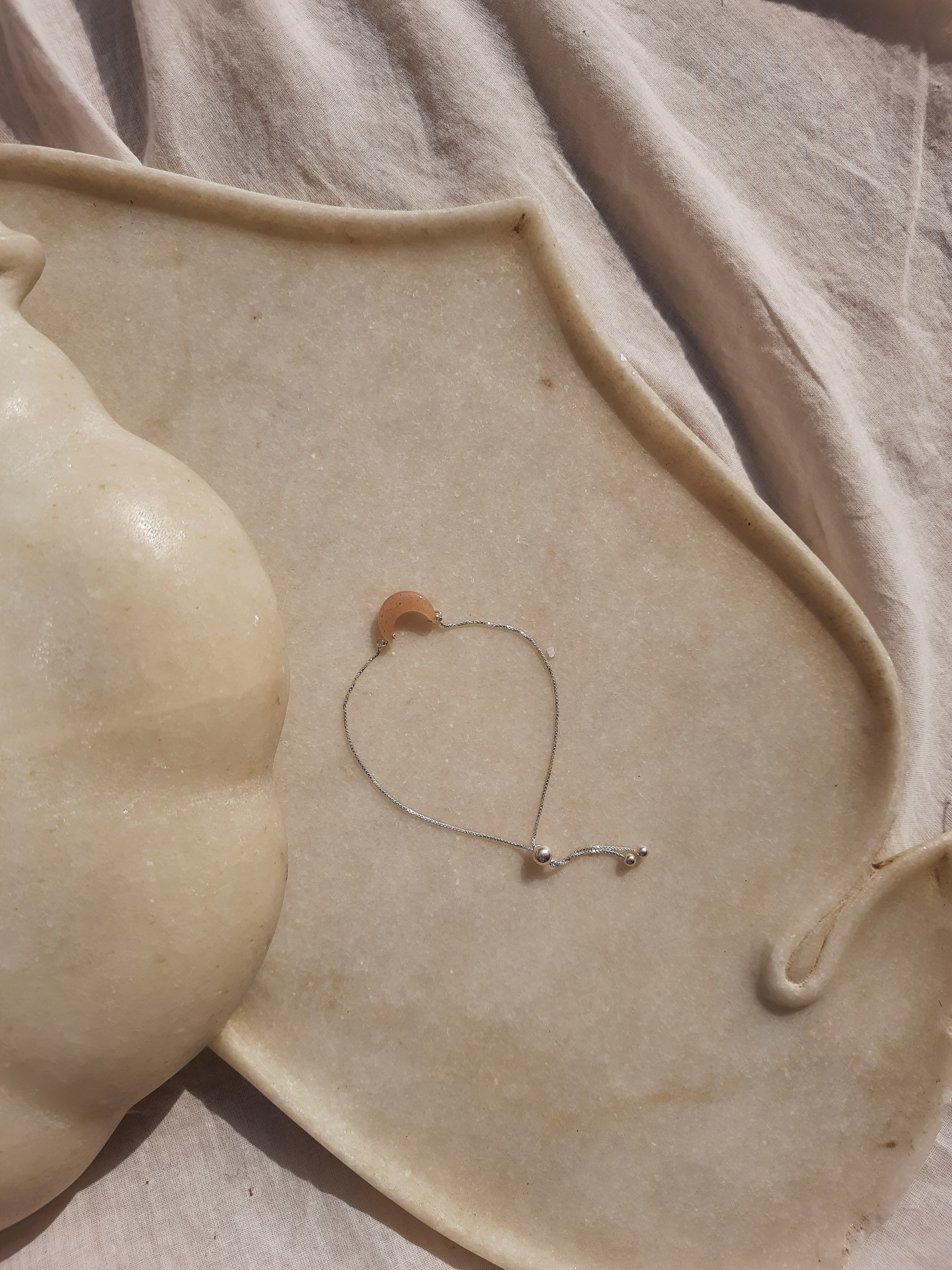 varaya - Peach moonstone Luna Bracelet