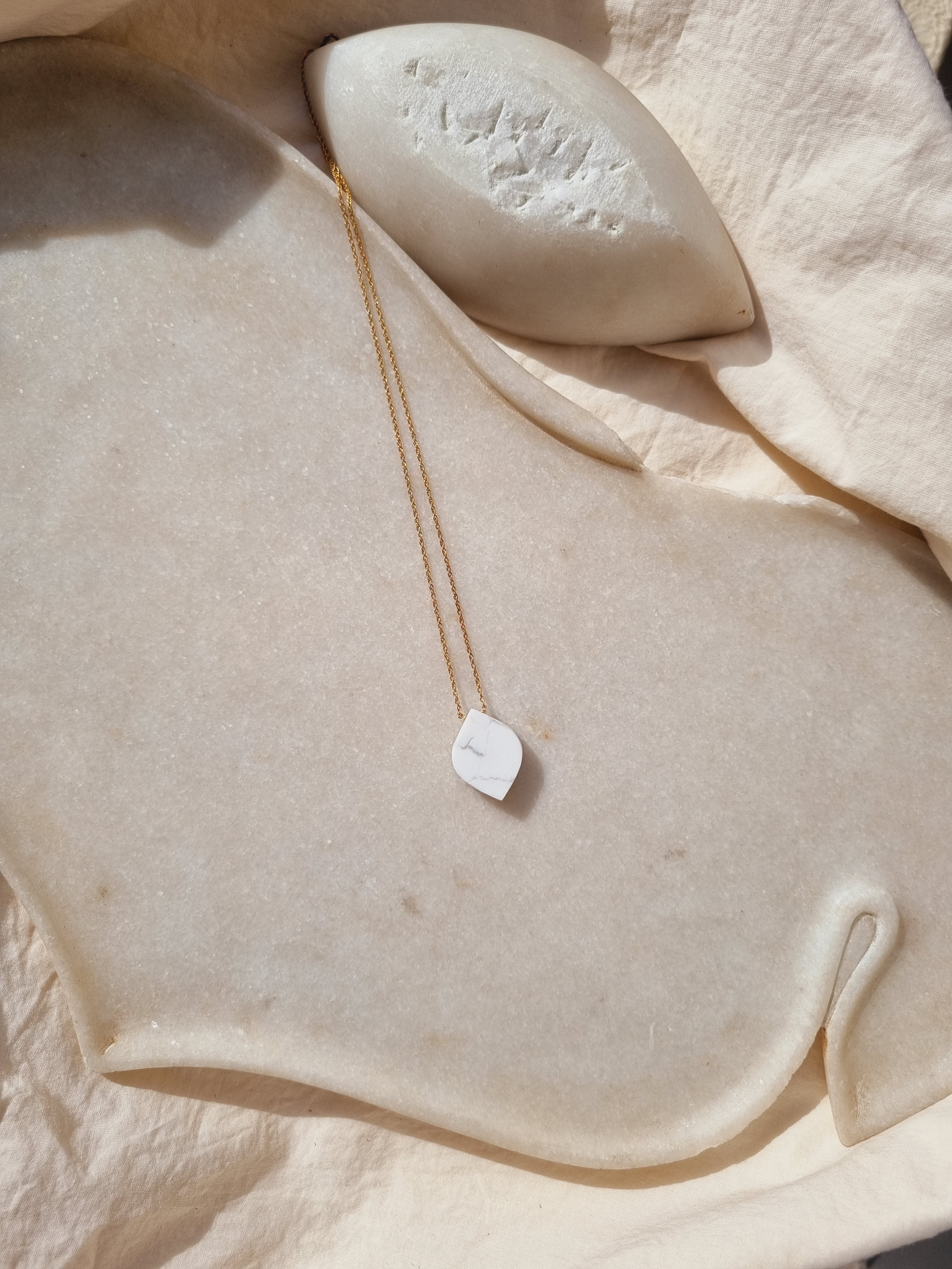 varta - Howlite Leaf Pendant