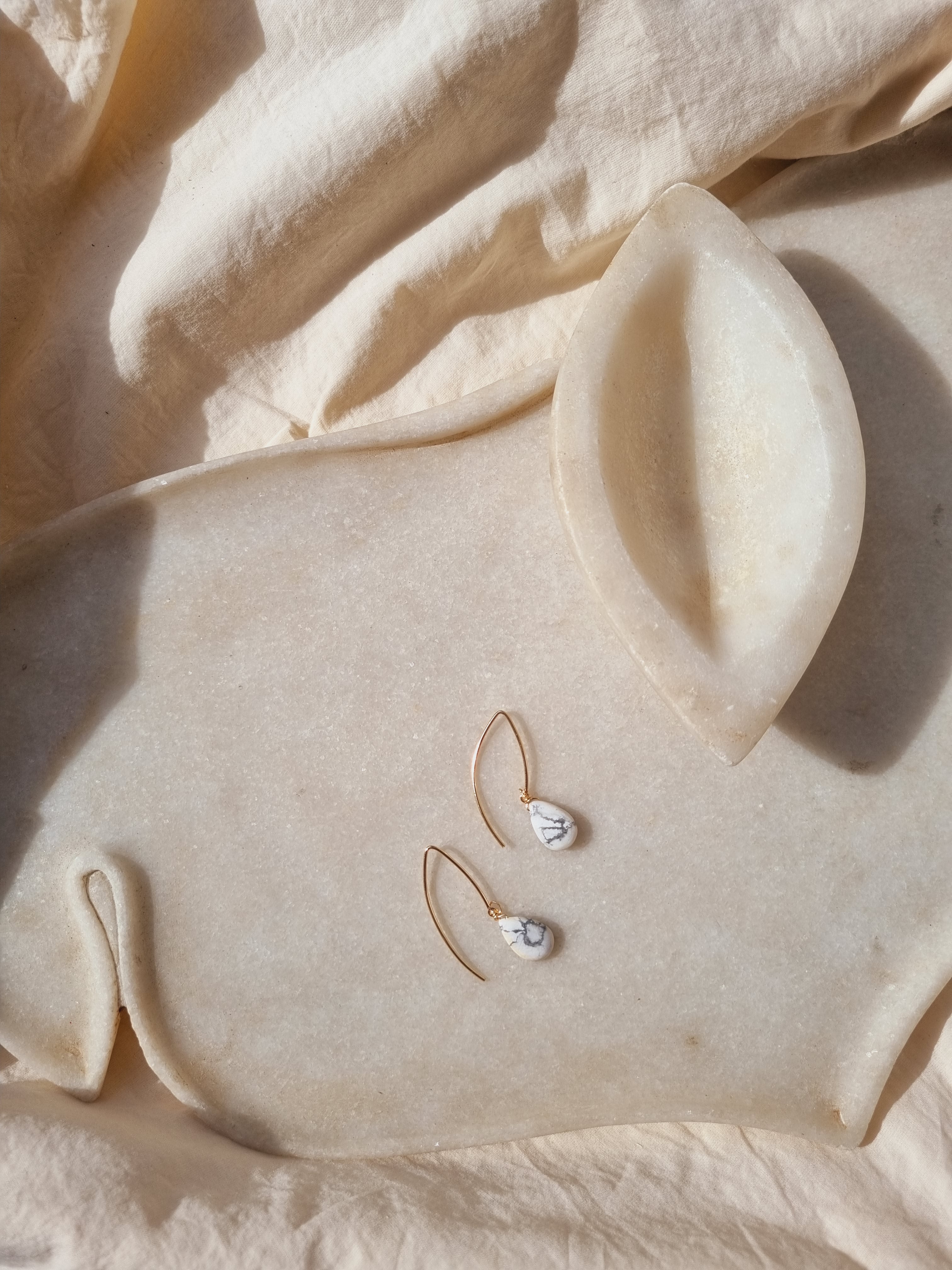 prati - Howlite Almond Drop Marquise Earwire