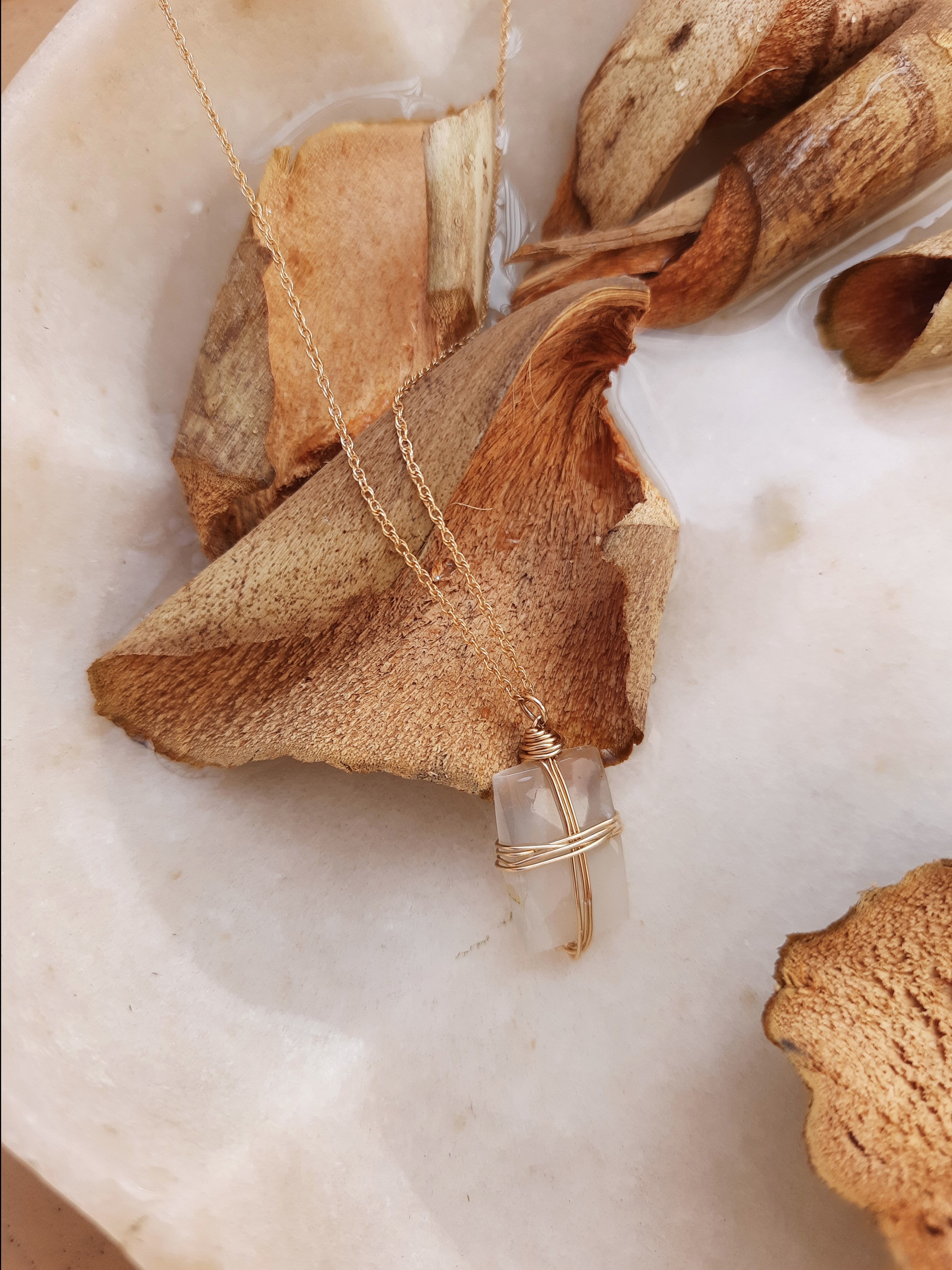 racana - White Moonstone