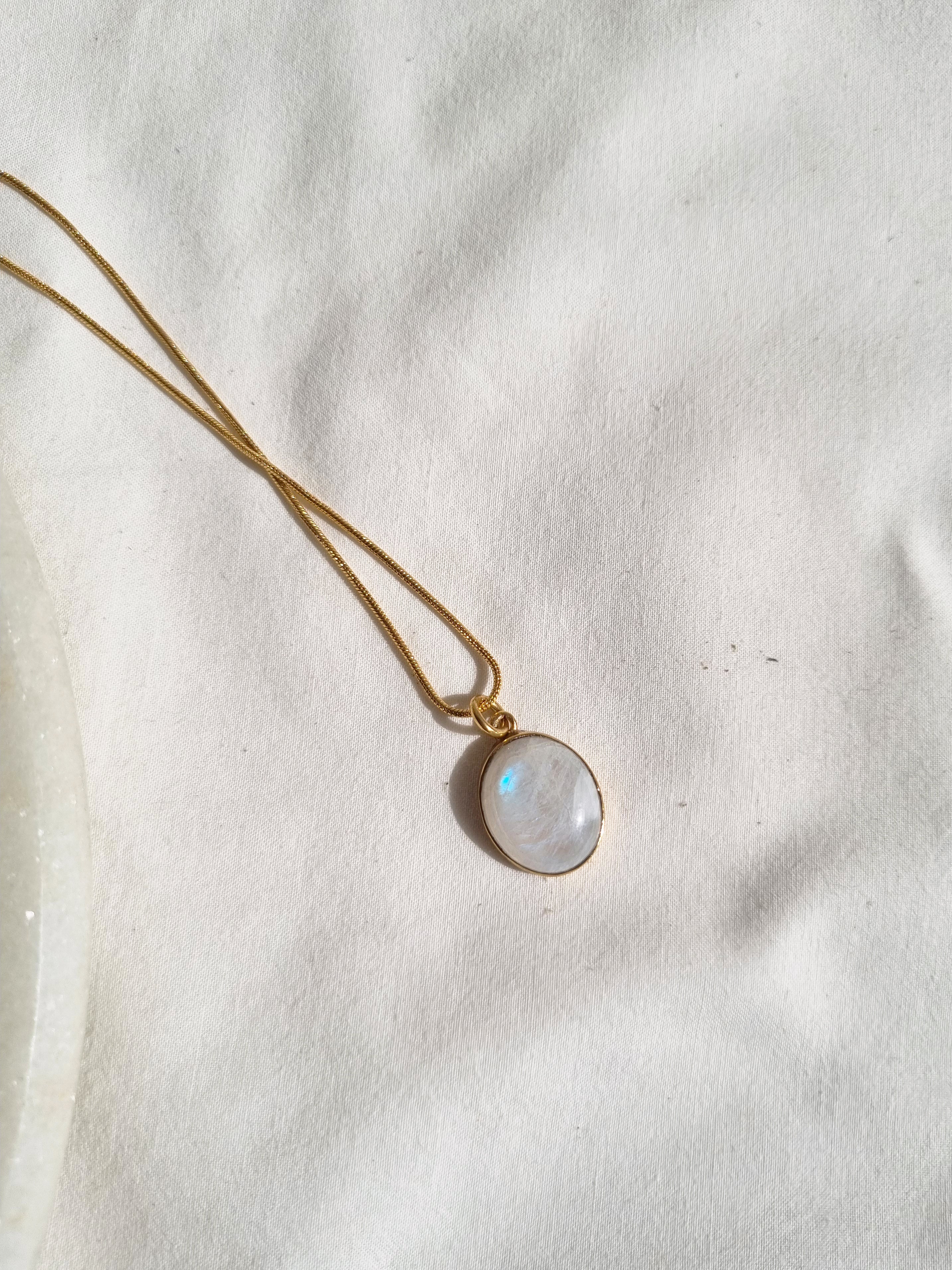 vana - Rainbow Moonstone Oval Men's Pendant