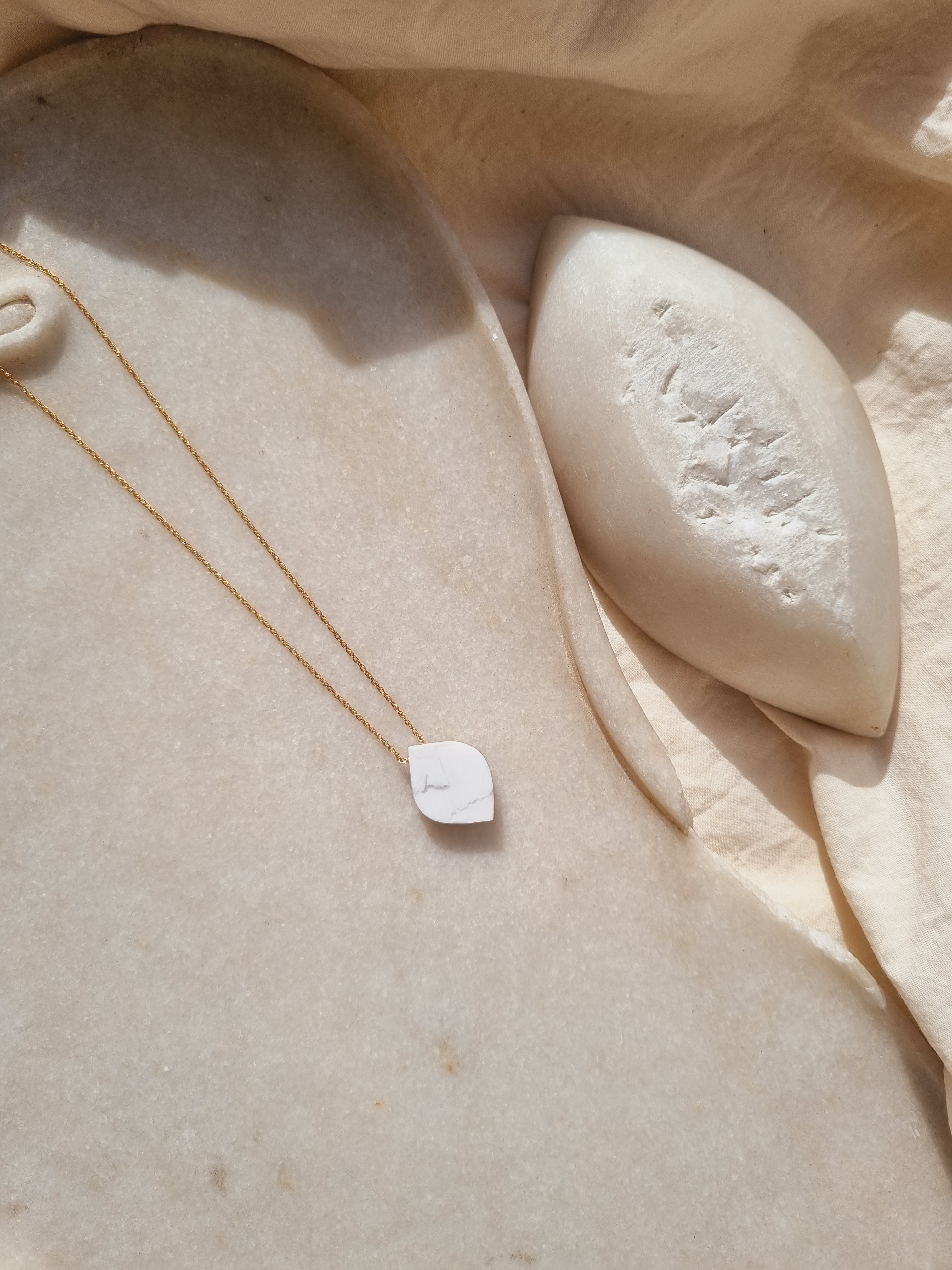 varta - Howlite Leaf Pendant